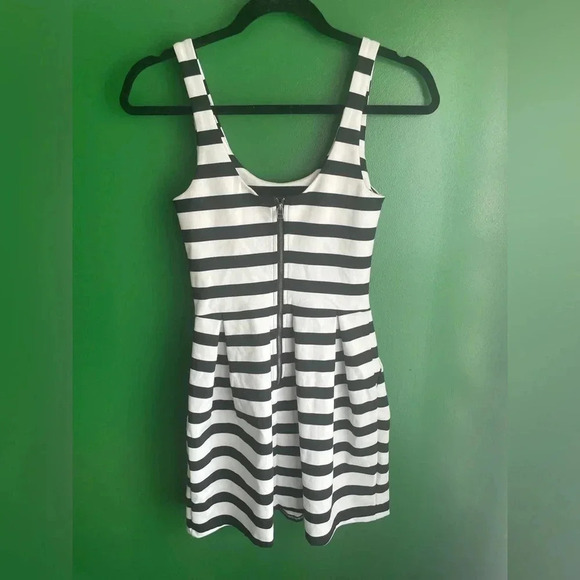 CLEARANCE! Bethany Mota Black White Stripe Pleated Dress Size XS EUC - Picture 3 of 4